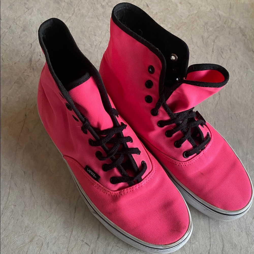 VANS - Hot Pink Hightop Vans